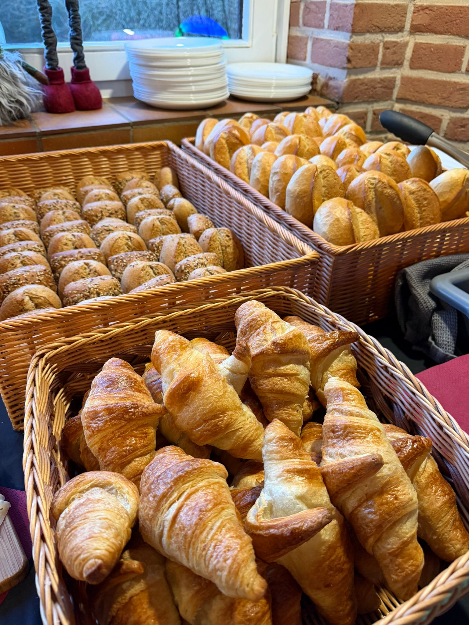 Frische Brötchen und Croissants