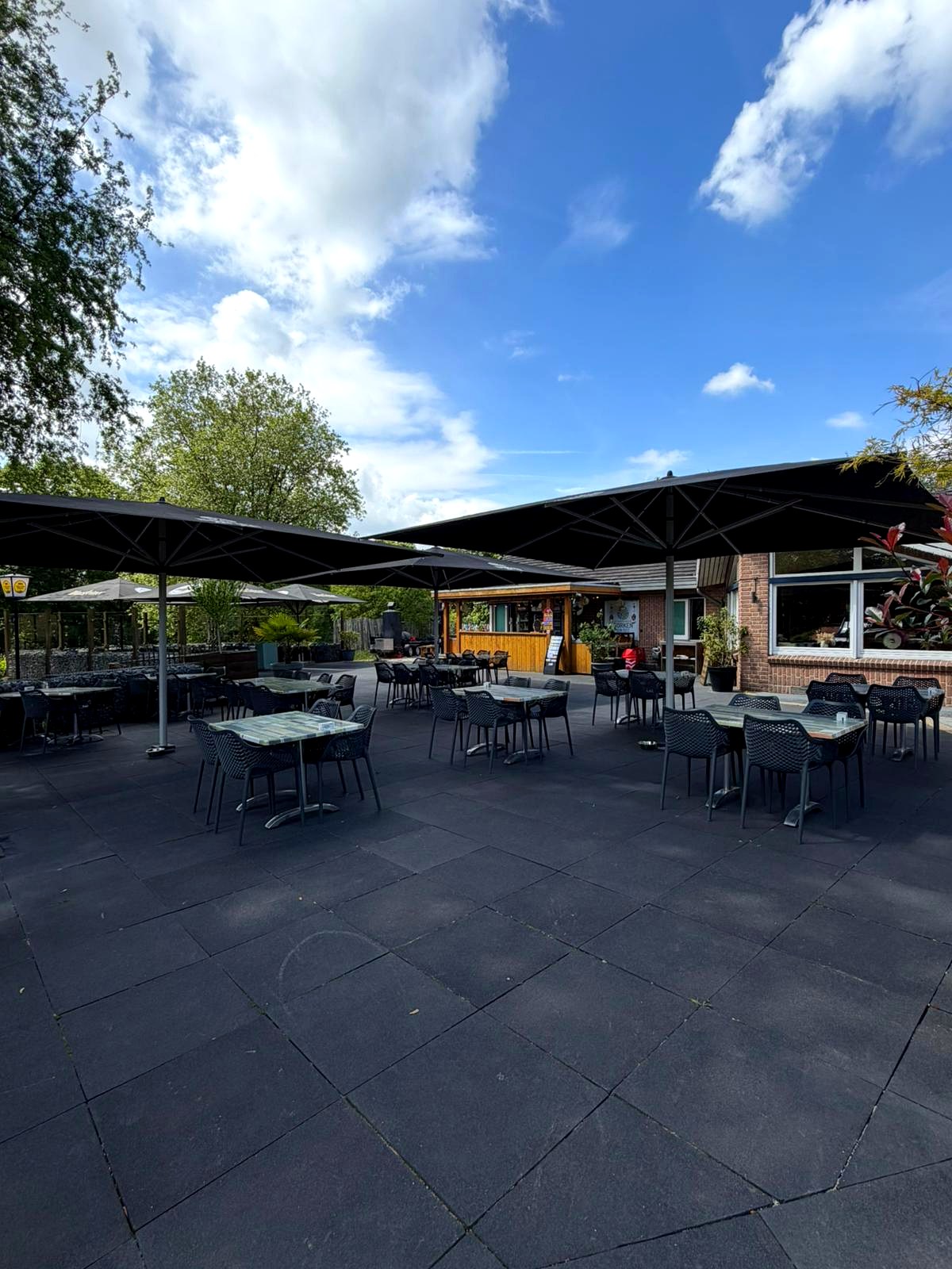 Große Sonnenschirme über der Terrasse